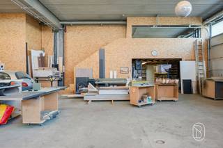 <p>Uniek wonen en werken op een perceel van ca. 2.400 m²</p><p>Op een perceel van ca. 2.400 m² bevindt zich dit uitzonderlijke eigendom waar wonen en ondernemen perfect samengaan. Het geheel omvat een ruim magazijn, moderne, stijlvolle kantoren en een perfect onderhouden woonst, ideaal voor zelfstandigen of ondernemers.</p><p>De hippe burelen genieten van veel natuurlijk licht en een hoogwaardige afwerking, terwijl het magazijn tal van mogelijkheden biedt voor opslag, productie of logistiek. De instapklare woning combineert ruimte, comfort en kwaliteit.</p><p>Dankzij de verzorgde uitstraling, ruime parkeermogelijkheden en veelzijdige indeling is dit een zeldzame opportuniteit voor wie wonen en werken op één locatie wil combineren.</p>