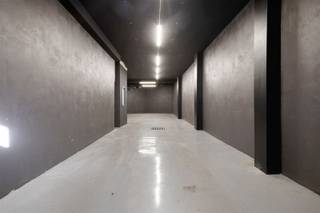 Ruim multifunctioneel huis (260 m²) met een loods/werkplaats van 120 m². Ideaal voor een ondernemer of vrij beroep dankzij zijn multifunctionele karakter.De indeling is als volgt: Kelder: meerdere kelders. Begane grond: grote hal die toegang geeft tot de verdiepingen en de loods. Deze is toegankelijk via een grote sectionaaldeur. De doorgang is 2,93 m breed en heeft een vrije hoogte van 3,24 m. Oppervlakte: doorgang: 35 m² en vrije ruimte: 85 m². (gladde betonnen vloer met epoxylaag). Op de eerste verdieping: een grote woonkamer, een keuken, een badkamer, een groot kantoor en een grote bijkeuken. Op de tweede verdieping: twee zeer grote slaapkamers. Op de derde verdieping: een zeer grote slaapkamer. Centrale verwarming op gas. De ramen zijn van PVC met dubbele beglazing. Gedeeltelijk te renoveren.