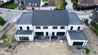 e koop: moderne gesloten woning in het centrum van Deerlijk, op korte afstand van openbaar vervoer en invalswegen. Aankoop aan 6% BTW is mogelijk voor wie aan de voorwaarden voldoet.
<p>Deze nieuwbouwwoning (bouwjaar 2025) combineert hedendaags wooncomfort met een gunstige ligging in een rustige woonkern. Dankzij de centrale locatie geniet u van vlotte verbindingen en alle voorzieningen binnen handbereik. De woning beschikt over een praktische indeling met drie slaapkamers, een tuin en een garage, ideaal voor gezinnen die op zoek zijn naar een energiezuinige en onderhoudsvriendelijke thuis.</p>

<p>Belangrijkste ruimtes:<br />• Lichte woonkamer met toegang tot de tuin<br />• Open keuken met moderne voorzieningen<br />• Badkamer met eigentijdse afwerking<br />• Drie slaapkamers met voldoende ruimte voor kasten<br />• Inkomhal met gastentoilet<br />• Garage met directe toegang tot de woning<br />• Tuin met plaats voor terras en groen</p>

<p>Troeven:<br />• Nieuwbouw (2025) – instapklaar en onderhoudsvriendelijk<br />• Centrale ligging nabij openbaar vervoer en invalswegen<br />• Praktische indeling met tuin en garage</p>

<p>Neem vandaag nog contact op met uw ERA-makelaar voor een bezoek.</p>

<p>JOUW DROOMHUIS. ZO GEVONDEN!</p>