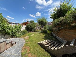 SOUS OPTION Belle maison de ville dans une rue calme proche du centre ville et des facilités. La maison se compose d'un sas d'entrée carrelé...