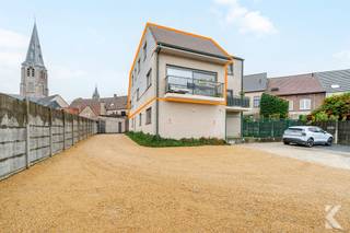 <h2><strong>Aangenaam en lichtrijk wonen in het centrum van Ruiselede</strong></h2><p>Deze <strong>stijlvolle en instapklare duplex</strong> is rustig gelegen in het centrum van Ruiselede. Winkels, supermarkten, bakker, slager, apotheek en andere dagelijkse voorzieningen bevinden zich in de nabije omgeving (wandelafstand). Dankzij de vlotte verbinding met de <strong>E40</strong> zijn Brugge, Gent, de kust en andere belangrijke verbindingswegen ook snel en gemakkelijk bereikbaar.</p><h3><strong>Troeven</strong></h3><ul><li><p><strong>Ruime, open en lichtrijke leefruimte</strong> met stijlvol tv-meubel in dezelfde verfijnde stone-art afwerking</p></li><li><p>Praktische <strong>bureauruimte onder de trap</strong></p></li><li><p>Aangenaam <strong>terras met avondzon</strong></p></li><li><p>Prachtige keuken met groot <strong>stone-art werkblad</strong></p></li><li><p>Ruim <strong>keukeneiland</strong> met barkast(gietijzer), extra gesloten kastruimte en veel zitgelegenheid</p></li><li><p>Hoogwaardige <strong>inbouwtoestellen</strong></p></li><li><p>Praktische <strong>berging</strong> met aansluiting en plaats voor wasmachine en droogkast</p></li><li><p><strong>2 ruime slaapkamers</strong><br />Master bedroom met volledige <strong>ingebouwde kastenwand</strong></p></li><li><p><strong>Luxueuze badkamer</strong> met inloopdouche, toilet én ligbad</p></li><li><p>Badkamer afgewerkt in dezelfde stijlvolle <strong>stone-art look</strong></p></li><li><p><strong>Recent volledig herschilderd</strong></p></li><li><p><strong>Nieuwe gasverwarming</strong></p></li><li><p>Dubbel gevoerde en <strong>verduisterende gordijnen</strong></p></li><li><p><strong>Vliegenramen</strong> aanwezig</p></li><li><p><strong>Garagebox en private staanplaats</strong> optioneel aan te kopen</p></li></ul><h3> </h3><p>Meer info of een bezoek? <br />karel@roetsvastgoed.be<br />0470342025</p>