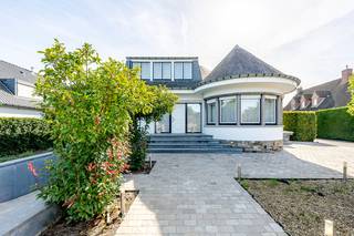 <p>Op een uitstekende locatie langs de Aalstersesteenweg in Ninove vinden we deze bijzonder ruime villa met prachtige tuin, 6 slaapkamers én uitzonderlijk veel mogelijkheden.</p>

<p>De woning beschikt over zeer ruime leefruimtes, een ingerichte keuken, eetplaats en vooraan een afzonderlijke ruimte die perfect kan dienen als bureau, praktijkruimte of extra leefruimte. Op de verdieping bevinden zich maar liefst 6 volwaardige slaapkamers, een ruime nachthal en badkamer. Dankzij de royale volumes en de volledige onderkeldering is dit een ideale eigendom voor grote of samengestelde gezinnen, maar ook kangoeroewonen of een tweewoonconcept behoort tot de mogelijkheden.</p>

<p>De woning is goed onderhouden, maar kan naar eigen smaak verder opgefrist en gemoderniseerd worden.<br /><br />Ook voor zelfstandigen en ondernemers biedt deze eigendom bijzonder veel potentieel. De grote achterliggende loods/hangar is toegankelijk voor vrachtwagens en kan gebruikt worden als opslagruimte, atelier, werkplaats of voor professioneel materiaal. Daarnaast biedt ook de woning zelf heel wat mogelijkheden om wonen en werken onder één dak te combineren.<br /><br />Buiten geniet u van een prachtig aangelegde tuin met terrassen, zwemvijver, poolhouse en een afzonderlijke ontspanningsruimte met sauna.<br /><br />Een unieke eigendom voor grote gezinnen, kangoeroewonen én ondernemers die op zoek zijn naar ruimte, comfort en vooral heel veel mogelijkheden.</p>