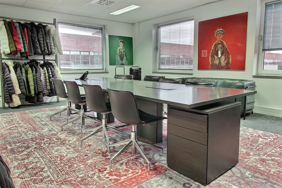 Rented office of 444m² with 10 car parks - photo 3