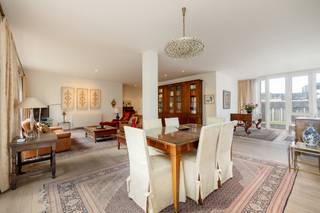 <span><span>In het hart van de stad, in het statige historische gebouw van de voormalige Papeteries Anversoises, met een riante inkom met hoge plafonds, vindt u dit appartement op de tweede verdieping. <br /><br />De inkomhal met vestiaire leidt u naar een ruime en lichte leefkamer. Deze kent zowel een salon als een fijne lichte eetkamer. Een twee schuifpuien geven u toegang tot het aangename terras en kijken op de groene binnentuin. De separate keuken is voorzien van alle comfort en heeft aansluitend een praktische berging. <br /><br />De nachthal brengt u naar de master slaapkamer met aanpalende dressing. Vervolgens beschikt het eigendom over twee bijkomende slaapkamers. De badkamer is voorzien van een wastafel, toilet, ligbad en douche. <br /><br />Uw wooncomfort wordt verhoogd door een kelderberging.<br />Twee ondergrondse autostaanplaatsen zijn hierbij aan te kopen aan de prijs 35.000 euro per eenheid.<br /><br />Het appartement baadt in het daglicht, en geniet van alle rust, dankzij de ligging aan de groene binnenzijde van het gebouw. U vindt er onmiddellijk de rust.</span></span>