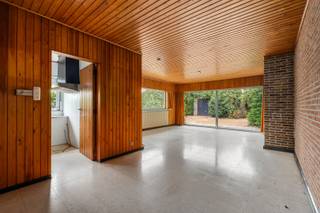 Ruime woning met 3 slaapkamers en garage op 443 m² in rustige woonwijk<br /><br />Deze aangename woning is gelegen in de Begoniastraat 5 te 9920 Lievegem, op een perceel van 443 m². Dankzij de rustige ligging in een aangename woonwijk en de vlotte verbinding richting Gent geniet u hier van een ideale combinatie van rust, ruimte en bereikbaarheid.<br /><br />Bij het binnenkomen wordt u verwelkomd in de inkomhal, die toegang biedt tot de gezellige leefruimte en aansluitende keuken. Verder beschikt de woning over drie ruime slaapkamers, een badkamer, een afzonderlijk toilet, een praktische berging en een functionele kelderruimte.<br /><br />Ook buiten biedt deze woning heel wat mogelijkheden. De groene tuin zorgt voor een aangename buitenruimte, terwijl de ruime garage en de extra berging achteraan zorgen voor meer dan voldoende plaats voor fietsen, tuinmateriaal en bijkomende opslag.<br /><br />De woning is toe aan renovatie en vormt daardoor de ideale basis voor wie op zoek is naar een woning die volledig naar eigen smaak en volgens hedendaagse woonwensen kan worden ingericht. Dankzij de praktische indeling, de ruime vertrekken en het mooie perceel beschikt deze woning over heel wat potentieel.<br /><br />Een interessante opportuniteit voor wie ruimte, een rustige ligging en renovatiemogelijkheden weet te waarderen.<br /><br />Bezoekdag maandag 28/09/2026 van 16u tot 18u, mits het maken van een afspraak.<br />Een bezoek inplannen kan via 09 395 05 40, verkoop@concept-home.be of eenvoudig via onze online agenda.