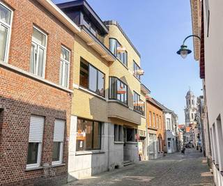 Ruim en luxueuze duplex appartement van 120 m².Residentie Salus, een voormalige dokterswoning die met oog voor detail en respect voor authenticiteit...