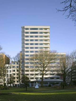 Dit kantoorgebouw is gelegen in het hart van het Leopold District, in de nabijheid van verschillende Europese instellingen. Makkelijk bereikbaar met de wagen (Brusselse Ring) en het openbaar vervoer (Trein, metro, bus, shuttle naar Brussels Airport).<br />Oppervlakte: 307 m²<br />Parking binnen: 2.000 €/plaats/jaar<br />Archief: 100 €/m²/jaar