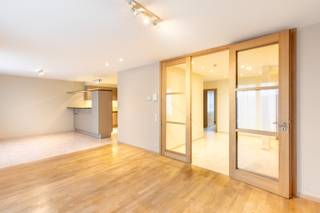 U betreedt dit prachtige appartement via een ruime inkomhal met apart toilet die u toegang verleent tot de aangename, lichtrijke leefruimte met open keuken. Door de vele raampartijen geniet u van enorm veel lichtinval.<br />De keuken is volledig uitgerust en aansluitend is er een ruime berging aanwezig. Vanuit de nachthal heeft u toegang tot de badkamer en de 3-volwaardige slaapkamers die zich bevinden aan de achterzijde van het gebouw. De badkamer bestaat uit een ligbad, douche en dubbele lavabo en hier is er eveneens een aansluiting voor een wasmachine voorzien .<br />Vanuit de grootste slaapkamer heeft u toegang tot het prachtige z-w georiënteerde terras met berging waar het in de zomer heerlijk vertoeven is.<br />Het appartement bevindt zich op een toplocatie in Leuven en is centraal maar toch heel rustig gelegen.<br />Alle voorzieningen zoals winkels bv Colruyt, scholen, restaurants, sportfaciliteiten, openbaar vervoer bevinden zich op wandel- of fietsafstand van het appartement. Een extra troef is zeker ook de ondergrondse autostaanplaats, de fietsenstalling en de ruime privatieve kelderberging die zorgt voor héél wat extra opbergruimte.<br />Dit appartement biedt U alle comfort en is kwalitatief afgewerkt. Er zijn overal gordijnen en lichtarmaturen voorzien. Er is een lift aanwezig in het gebouw.<br /><br />Het appartement is beschikbaar vanaf 1 januari 2027.<br />De maandelijks huurprijs bedraagt 1.730 EUR en een maandelijkse provisie van 75 EUR voor de gemeenschappelijke lasten. Alle nutsvoorzieningen en internet moet de huurder zelf voorzien bij een leverancier naar keuze.<br /><br />Heeft u interesse in dit appartement? Contacteer ons dan voor meer info en een bezichtiging ter plaatse. info@covas.be // 016 40 60 20 // www.covas.be