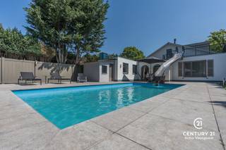 <p><strong>Altijd al willen "leven in weelde"? Dan is deze vrijstaande villa wellicht dé woning voor u!</strong><br /><br />In de grensgemeente <span><span>Weelde</span></span> bevindt zich deze gezellige en gerenoveerde vrijstaande villa met maar liefst vier ruime slaapkamers en een verwarmd buitenzwembad. Een ideale woning voor wie comfort, privacy en luxe wil combineren met ruimte en functionaliteit.</p>
<p>Bij binnenkomst treft u een inkomhal met aansluitend een bureau- of slaapkamer, perfect voor thuiswerk of gelijkvloers wonen. De woonkamer vormt het hart van de woning en biedt toegang tot de geïnstalleerde keuken en de gang. Via de gang bereikt u de zij-ingang, een gastentoilet en een extra logeerkamer.</p>
<p>De bijzonder ruime hoofdslaapkamer kijkt uit op de achtertuin en het zwembad en beschikt over een ensuite badkamer met ligbad, wastafel in meubel en een eigen toilet. De praktische bergruimte geeft via een afsluitbare schuifraam toegang tot het overdekte terras en de tuin.</p>
<p>Op de bovenverdieping leidt de vaste trap naar een royale overloop met toegang tot een ruime slaapkamer, een even ruime dressing en een luxueuze badkamer uitgerust met douche, dubbele wastafel, toilet en Finse sauna. Het aangrenzende terras beschikt over een unieke waterglijbaan die uitkomt in het met warmtepomp verwarmde zwembad. Het terras en de boordstenen zijn uitgevoerd in gebrande natuursteen, wat zorgt voor een stijlvolle en hoogwaardige uitstraling.</p>
<p>De volledig omheinde tuin garandeert optimale privacy en wordt vervolledigd door een gezellig barretje, een ruime garage en een automatisch bedienbare toegangs- en garagepoort.</p>
<h3>Pluspunten</h3>
<ul>
<li>
<p>Volledige privacy</p>
</li>
<li>
<p>Volledig omheind perceel</p>
</li>
<li>
<p>Verwarmd zwembad met waterglijbaan</p>
</li>
<li>
<p>2 badkamers en 4 slaapkamers</p>
</li>
<li>
<p>Mogelijkheid tot combinatie werk/wonen</p>
</li>
<li>
<p>Geïsoleerde kruipruimte</p>
</li>
<li>
<p>Aangelegd terras in gebrande natuursteen</p>
</li>
<li>
<p>CV-ketel vernieuwd (2026)</p>
</li>
<li>
<p>Ruime garage en oprit voor meerdere wagens</p>
</li>
<li>
<p>Centrale ligging, op een letterlijke steenworp van de Nederlandse grens</p>
</li>
<li>
<p>Vlakbij het gezellige Baarle-Nassau/Hertog en op korte afstand van Turnhout</p>
</li>
</ul>
<p>Een instapklare villa waar luxe, comfort en privacy centraal staan.</p>