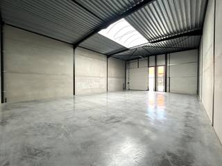 Op een strategische locatie in Evergem, met vlotte verbindingen via de R4 naar de E17, E40 en E34, bevindt zich dit recent opgetrokken nieuwbouwmagazijn van 223 m², inclusief 2 private parkeerplaatsen.<br /><br />Deze moderne KMO-unit maakt deel uit van een kwalitatief bedrijvenpark en is gebouwd met een duurzame staalstructuur en betonnen of cellenbetonwanden. De loods is voorzien van een polybetonvloer (3,5T/m²), een geïsoleerd steeldeckdak met polycarbonaat lichtstraat en rookluik, en beschikt over een automatische sectionale poort, aparte toegangsdeur en raampartijen die zorgen voor extra lichtinval.<br /><br />Verder zijn alle nutsvoorzieningen tot in het gebouw voorzien. De vrije hoogte bedraagt circa 6 meter, wat deze unit geschikt maakt voor diverse opslag- en bedrijfsactiviteiten. De verhuurder voorziet nog bijkomende afwerking zoals led-verlichting en enkele stopcontacten.<br /><br />De KMO-unit is beschikbaar bij akte.<br /><br />Een kwalitatieve en praktisch gelegen bedrijfsruimte – een bezoek meer dan waard!<br /> 