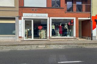 Bent u op zoek naar een handelspand met tal van mogelijkheden op een commerciële ligging? Dan is deze eigendom, gelegen langs een <strong>goed bereikbare invalsweg in RUDDERVOORDE</strong>, absoluut een bezoek waard.<br /><br />Dankzij de ruime etalage en <strong>uitstekende visibiliteit langs de straat </strong>leent dit pand zich perfect voor diverse activiteiten, zoals een winkel, kantoor of beautyconcept...<br /><br />Achteraan bevindt zich een <strong>privatieve tuin,</strong> ideaal om even tot rust te komen tijdens de werkdag.<br /><br /><strong>Indeling: handelsruimte, berging, toilet, terras en tuin.</strong><br /><br /><strong>Extra troeven:</strong><br />Geen renovatieverplichting;<br />Asbestveilig.<br /><br />U kunt een BOD uitbrengen op dit pand, rekening houdend met de <strong>AANVANGSPRIJS van € 175.000,00</strong> , elk hoger BOD wordt voorgelegd aan de eigenaars die al dan niet kunnen ingaan op dit aanbod.
