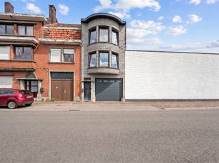 <p>Welcome to this exceptionally spacious home, centrally located and offering a wealth of possibilities. The home features several full floors, spacious living areas, and no fewer than 4 bedrooms, with the potential to create additional rooms or functional spaces.</p><p>On the ground floor, there is a very spacious garage/storage area, suitable for multiple cars, storage, a hobby room, or possibly a combination of living and working spaces. This makes the property particularly appealing for those seeking extra space or practical solutions at home.</p><p>The home includes, among other features, a light-filled living area, a spacious kitchen, multiple bathrooms, bedrooms, and a large attic that can be further customized to your liking. Thanks to the 36 solar panels on the property, the home also offers a significant energy advantage.</p><p>Although the home could use some refreshing or finishing touches in certain areas, it offers, above all, exceptional space and potential.</p><p>Are you looking for a spacious home with a garage, storage options, and potential for expansion? Then this property is definitely worth a visit.<br />For more information or to schedule a visit, email info@property-vastgoed.be</p>