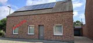 Deze instapklare ,vrijstaande woning geniet van een uitstekende ligging in het centrum van Hombeek met plaatselijke handelszaken, scholen ,kindercrèche, apotheek en dokterspraktijk en dit alles op wandelafstand. Ondanks de centrale locatie bevindt de woning zich in een rustige straat.<br />De woning heeft een gelijkvloerse verdieping, 1ste verdiep en een stockagezolder.<br />Het gelijkvloers bestaat uit een inkomhal, woonkamer, salon, slaapkamer, keuken, douchekamer, wasplaats en berging met ingemaakte kasten.<br />Op de 1ste verdieping is er een badkamer met wc, nachthal, twee slaapkamers en een dressing.<br />Er is een kelder met ingemaakte kasten en waterontharder voorzien.<br />De woning beschikt over een oprit met garage. Buiten is er ook een bergplaats en tuinberging.<br />Er is een gezellig overdekt terras met buitenkeuken en verwarming, ideaal om het hele jaar door van het buitenleven te genieten.<br />Een geboorde waterput met tuinbesproeiing. Het gazon wordt nog heraangelegd.<br />Oostgerichte tuin met de hele dag door zon op verschillende plaatsen, zodat u steeds een zonnig of schaduwrijk plekje naar wens vindt.<br />De oprit van de autosnelweg E19 ligt op ca3 km. De dichtste halte van De Lijn ligt op ca 200 meter. Het vrijbroekpark ligt op wandelafstand.<br />Op zaterdag brengt de shuttlebus je van het centrum van Hombeek gratis naar het centrum van Mechelen.<br />De eigendom is aangesloten op de openbare nutsleidingen van water, elektriciteit, telefoon, distributie en aardgas.<br />De woning beschikt aan de voorzijde over 18 zonnepanelen. Bovendien genieten de kopers nog van groenestroomcertificaten, ter waarde van 300euro per 1000Kwh.<br />Overal zijn rolluiken aanwezig.<br />De keuken is voorzien van een ingebouwde vaatwasmachine, friteuse, groot gasvuur, dubbele dampkap boven het gasvuur en friteuse. Oven, microgolfoven, koelkast, dubbele vaatwasbak en TV.<br />Douchekamer op het gelijkvloers met douche,lavabo,toilet. De badkamer , gelegen op de verdieping heeft een ligbad, douche , toilet en twee lavabo's.