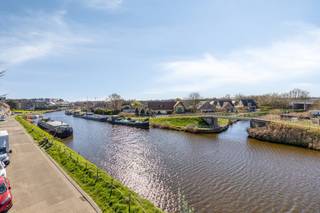 Deze ruime karakterwoning, gelegen aan het rustige Jaagpad te Veurne, biedt een prachtig open zicht op de Duinkerkevaart en bevindt zich op wandelafstand van het historische centrum, winkels en scholen.<br /><br />De absolute troef van deze woning is zonder twijfel de grote, volledig aangelegde tuin waar u de hele dag door kan genieten van de zon. Dankzij de omringende haag geniet u hier van maximale privacy en rust. Bovendien is deze woning uitermate geschikt voor wie wonen en werken wil combineren, bijvoorbeeld met een praktijkruimte of kantoor aan huis.<br /><br />INDELING<br />Gelijkvloers:<br />-Inkomhal met toegang tot bureauruimte <br />- Ruime en lichtrijke leefruimte met plankenvloer en zicht op de tuin<br />- Gezellig salon<br />- Veranda<br />- Keuken<br />- Badkamer met douche en wasmeubel<br />- Apart toilet<br />- Technische ruimte<br /><br />1e verdieping:<br />- nachthal met ingemaakte kast<br />- 3 slaapkamers waarvan 2 met lavabo<br />- kamer met toilet (mogelijkheid tot het creëren van een tweede badkamer)<br /><br />2e verdieping:<br />- 3 kamers<br />- ruime zolder<br /><br />Ook is er een garage met doorgang naar de tuin en een extra parkeermogelijkheid voor de garage.<br /><br />ALGEMEEN:<br />- Topligging aan het water in Veurne op de site van Vauban<br />- Op wandelafstand van centrum, winkels en scholen<br />- Grote zonnige tuin met volledige privacy<br />- Ideaal voor combinatie wonen/werken<br />- Karaktervolle elementen en charme<br />- Droge en ruime kelder<br /><br />Dit pand is onderworpen aan de renovatieverplichting van de Vlaamse overheid voor residentiële gebouwen (behoudens bij sloop binnen 5 jaar na de aankoop). Consulteer voor meer informatie de website van het Vlaams Energie- en Klimaatagentschap via https://www.vlaanderen.be/een-woning-kopen/renovatieverplichting-voor-residentiele-gebouwen