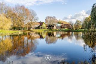 This U-shaped farmhouse, situated on a spacious 5-hectare plot, enjoys a central location between Kortrijk, Roeselare, and Ypres. In 2010,...