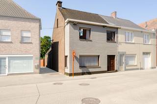 Deze centraal gelegen woning in Ruiselede biedt een ideale mix van bereikbaarheid en voorzieningen. Met winkels, scholen en openbaar vervoer in de nabijheid heeft u alles binnen handbereik. Daarnaast zijn er uitstekende verbindingen naar Tielt, Aalter en omliggende gemeenten.<br /><br />Indeling:<br />Glv: inkomhal - woonkamer - keuken voorzien van kookplaat, dampkap en oven - badkamer met douchebad en dubbele lavabo - apart toilet - veranda - atelier - kelder - ruime tuin<br />1e V: 3 slaapkamers<br />Zolderverdieping: volledig geïsoleerd<br /><br />Algemeen:<br />- Beschikbaar bij akte<br />- E534 > label F > renovatieverplichting van toepassing<br />- Decentrale verwarming met gaskachel<br />- Niet asbestveilig<br />- Blanco bodemattest aanwezig<br /><br /><strong>Extra troef:</strong><br />Twee garages bij te kopen in de Akkerweg, tegenover de woning. Prijs: €30.000 voor beide – ideaal voor extra opslag of parkeren.