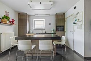 <p><strong>Een toffe, energiezuinige woning waar je eigenlijk niet veel meer aan hoeft te doen.</strong></p>
<p>Deze woning uit 2009 is er eentje waar de eigenaars de voorbije jaren duidelijk niet hebben stilgezeten. Ze hebben de woning stap voor stap gemoderniseerd en heel wat extra comfort toegevoegd. Het resultaat? Een ruime gezinswoning met 3 slaapkamers, een super fijne tuin en vooral: <strong>heel veel comfort en weinig zorgen.</strong></p>
<p>Je komt binnen in de inkomhal met apart toilet en loopt zo door naar de leefruimte. Dankzij de grote, vernieuwde schuifraam heb je hier een heel fijne connectie met de tuin. De leefruimte beschikt over airco, een pelletkachel en elektrische rolluiken. De ramen zijn voorzien van vliegenramen en dankzij de ligging van de tuin geniet je hier ook van heel wat privacy.</p>
<p>De keuken is praktisch ingericht en heeft als leuke eyecatcher een <strong>heel exclusieve dampkap</strong>. Verder is er nog een aparte berging waar je wasmachine en droogkast netjes hun plaats krijgen.</p>
<p>Op de eerste verdieping zijn er <strong>3 ruime slaapkamers</strong>, allemaal voorzien van centrale verwarming, rolluiken en airco. De volledige verdieping kreeg een nieuwe epoxyvloer, wat meteen voor een moderne en strakke uitstraling zorgt. Ook de badkamer werd vernieuwd en beschikt over infraroodverwarming en verlichting.</p>
<p>En dan hebben we nog de zolder: <strong>bijna 40 m² extra ruimte</strong> die momenteel als bergruimte wordt gebruikt. Ideaal voor wie graag wat extra opslagruimte heeft, maar hier zijn uiteraard nog heel wat andere mogelijkheden.</p>
<p>Ook technisch zit deze woning helemaal goed. Er liggen <strong>13 zonnepanelen</strong>, er is een thuisbatterij van 10 kWh én een slimme meter. De woning heeft een <strong>EPC-label A</strong>, de elektriciteit is conform en er is geen asbest aanwezig. Er is bovendien een laadpaal voorzien.</p>
<p>En dan… de tuin.</p>
<p>Een super gezellige en vooral onderhoudsvriendelijke tuin met terras, zonneluifel, buitenverlichting, waterkraantje en een regenput van 5.000 liter. Achteraan staat een geïsoleerd tuinhuis met elektriciteit. De vijver met prachtige koi's maakt het geheel helemaal af.</p>
<p>Via de servitudeweg achteraan kan je bovendien makkelijk met de fiets tot achteraan de woning.</p>
<p>De woning ligt in een <strong>rustige en residentiële buurt</strong>, met een schooltje vlakbij en alle dagelijkse voorzieningen op korte afstand. Parkeren kan voor de deur én er is nog een extra autostaanplaats.</p>
<p><strong>Een woning met veel ruimte, veel comfort en vooral heel wat pluspunten die je pas echt begint te ontdekken wanneer je hier rondloopt.</strong></p>
<p>Ik zou dus zeggen: kom gewoon eens kijken en maak een afspraak.</p>
<p>Alle attesten zijn terug te vinden op onze website: jamar.immo</p>
<p><strong>Wg, Vg, VV, Vkr, Gmo – geen overstromingsgevoelig gebied – geen voorkooprecht.</strong></p>