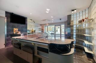 Laat u verrassen door deze RUIME HANDELSWONING MET 5 SLAAPKAMERS & ZONNIG TERRAS gelegen in het centrum van Diksmuide, vlakbij de Grote Markt...