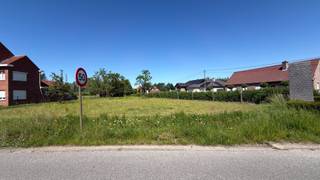 Ontdek deze prachtig gelegen bouwgrond van 7a42ca met een perceeldiepte van 32,50 m voor open bebouwing, gelegen op de hoek van de Kievitstraat en Stokt in Mol. Deze locatie combineert een rustige en landelijke omgeving met tal van voorzieningen in de nabije omgeving.<br /><br />Het perceel bevindt zich op korte afstand van de Europese School en gerenommeerde onderzoeksinstellingen zoals IRMM, SCK CEN en VITO, wat deze ligging extra aantrekkelijk maakt voor zowel gezinnen als professionals. Daarnaast bevinden een bakker, apotheek, huisartsenpraktijk en diverse horecazaken zich in de onmiddellijke omgeving. Dankzij de vlotte verbindingen bereikt u bovendien snel het centrum van Mol, evenals Geel, Dessel en Retie. <br /><br />Bovendien zal de bovengrondse hoogspanningsleiding in april 2029 verdwijnen.<br /><br /><br /><u>Bouwvoorschriften:</u><br />- Gelijkvloers: voorgevelbreedte max. 15,00 m en bouwdiepte: max. 13,00 m<br />- Bouwhoogte voor plat dak: max. 7,00 m<br />- Bouwhoogte voor hellend dak: max. 6,50 m en daknokhoogte: max. 11,50 m<br />- Bijgebouwen zijn toegelaten in de voorziene zone met een max. 75 m<sup>2</sup><br />- LOT 1 op het verkavelingsplan (zie foto)<br />- Bestemming: woongebieden met landelijk karakter<br /><br />Voor meer informatie en de bouwvoorschriften neem contact op via gilles@haerdimmo.be of 0492/86 61 15.<br /><br />Wenst u een gratis schatting van uw eigendom? Contacteer mij vrijblijvend voor een afspraak!