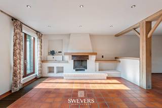 Voor meer info en foto’s, surf naar www.swevers.be – Deze open bebouwing op Ijskelder 57 in Heusden-Zolder ligt op een ruim perceel van 14a28ca en biedt volop mogelijkheden voor wie graag zelf de handen uit de mouwen steekt. De woning werd gebouwd in 1979, heeft een bewoonbare oppervlakte van 160m² en is op te frissen, maar beschikt over een solide basis en een praktische indeling. Via de inkomhal bereikt u de lichtrijke leefruimte met woonkamer en eetkamer van samen meer dan 40 m². Aansluitend bevindt zich de ruime keuken van 18,77 m² met rechtstreekse toegang tot het terras en de wasplaats. De woning telt drie slaapkamers van 17,82 m², 13,94 m² en 8,25 m², ideaal voor een gezin, logeerkamer, bureau of hobbyruimte. De badkamer is uitgerust met ligbad, douche, toilet en lavabo. Extra troeven zijn de kelder van 51,71 m² met meerdere praktische ruimtes, de ruime garage van 39,56 m² en een zolder die extra bergruimte biedt. Dankzij de noordwestelijke oriëntatie geniet u in tuin en terras volop van de namiddag- en avondzon. De ligging is rustig en toch vlot bereikbaar, met snelwegen op 2,8 km, openbaar vervoer op 900 meter, scholen op 3,5 km en winkels, horeca en ontspanning binnen 1,7 km. Een interessante woning met ruimte, privacy en renovatiepotentieel op een mooie locatie. Voor meer informatie, bel 011 255 155. Bron bewoonbare oppervlakte: EPC – verslag.