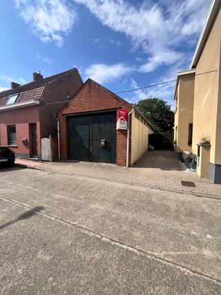 Woning met loods te koop in Geluwe<br /><br />Bij het betreden van het pand is er een mogelijkheid om een 2de living te maken op het gelijkvloers (ideaal als kangoeroewoning) of terug omzetten als winkel. Er is momenteel een slaapkamer aanwezig en er kan ook een badkamer geïnstalleerd worden. Via de berging kom je in de tuin die ook toegang heeft naar het eerste verdiep. Ook 4 airco's aanwezig op het gelijkvloers. <br />1ste verdiep: living met zicht op het terras en open keuken + toilet (ook hier een airco aanwezig)<br />2de verdiep: 3 slaapkamers en badkamer <br />loods: opp +/- 90m² - 3m80 breed &amp; 3m10 hoog (betonvloer)<br /><br />Ideaal voor:
<ul><li>gezinnen die ruimte en flexibiliteit zoeken</li><li>investeerders (2 wooneenheden mogelijk - aparte meters reeds aanwezig)</li><li>zelfstandigen die wonen en werken willen combineren</li></ul>
pluspunten:
<ul><li>28 zonnepanelen (8 maand energieonafhankelijk)</li><li>gestuurde warmtepompboiler</li><li>5 airco's</li><li>uitweg achteraan via loods</li></ul>