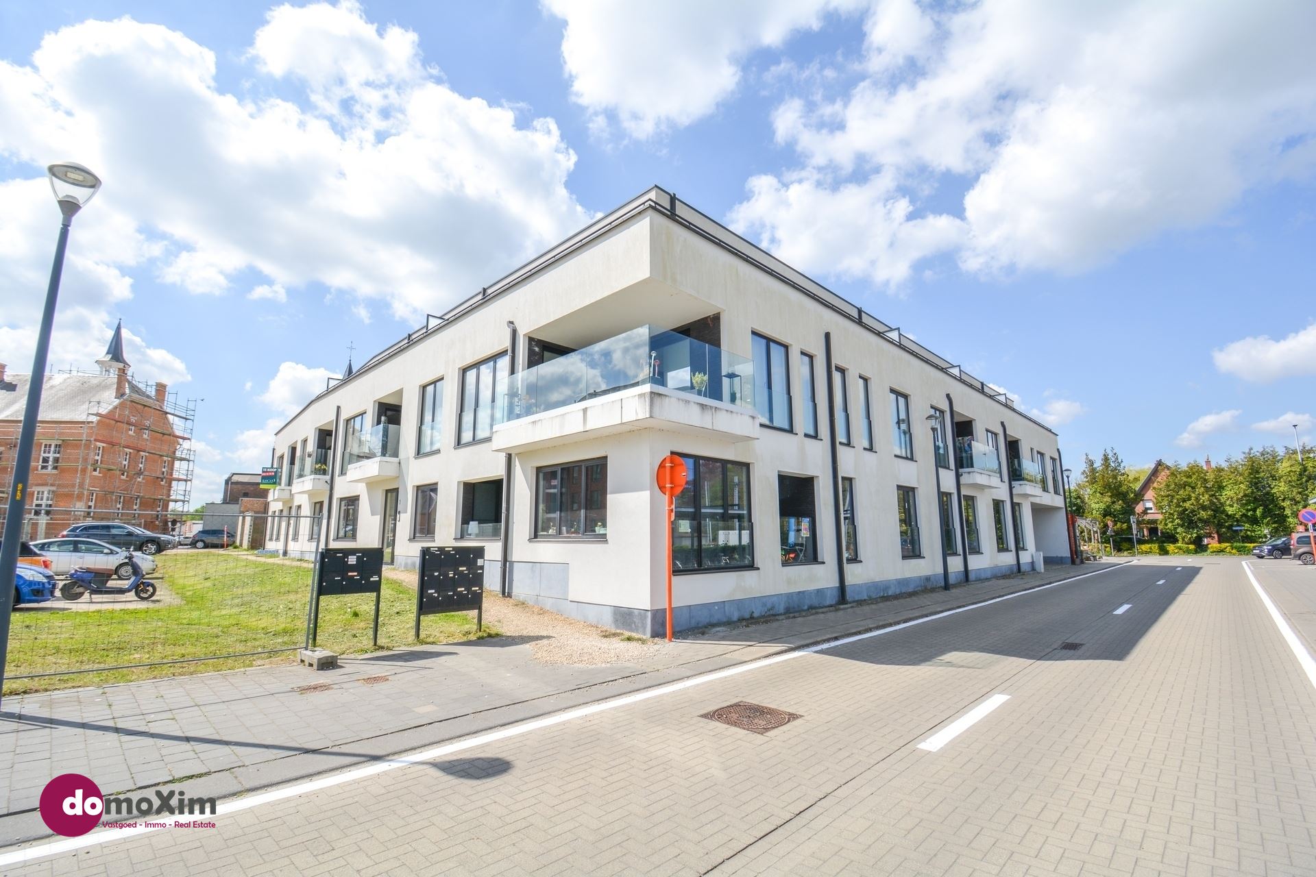 Lichtrijk appartement met 2 slaapkamers en groot terras in hartje Boortmeerbeek - foto 1