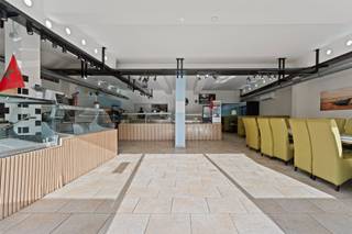 <p><span>Gerenoveerd (2021) handelspand van 206 m² met een te renoveren bovenliggend appartement (124 m²) met 2 slaapkamers gelegen te Beringen.</span></p><p><span> </span></p><p><span>Belangrijkste troeven:</span></p><p><span>- Centrale ligging</span></p><p><span> </span></p><p><span>Handelspand:</span></p><p><span>- EPC label A, airco's</span></p><p><span>- Momenteel verhuurd</span></p><p><span>- Tuin met nieuwe tuinkamer</span></p><p><span> </span></p><p><span>Appartement:</span></p><p><span>- Volledig te renoveren, EPC label F</span></p><p><span>- 2 slaapkamers</span></p><p><span> </span></p><p><span>Bekijk zeker ook de foto's en de grondplannen met de afmetingen. Zo krijgt u van thuis uit al een perfect beeld van wat deze woning te bieden heeft!</span></p><p><span> </span></p><p><span>Wenst u meer info of een vrijblijvende bezichtiging, contacteer dan ons kantoor op het nummer 011 85 15 15 en wij helpen u graag verder.</span></p>