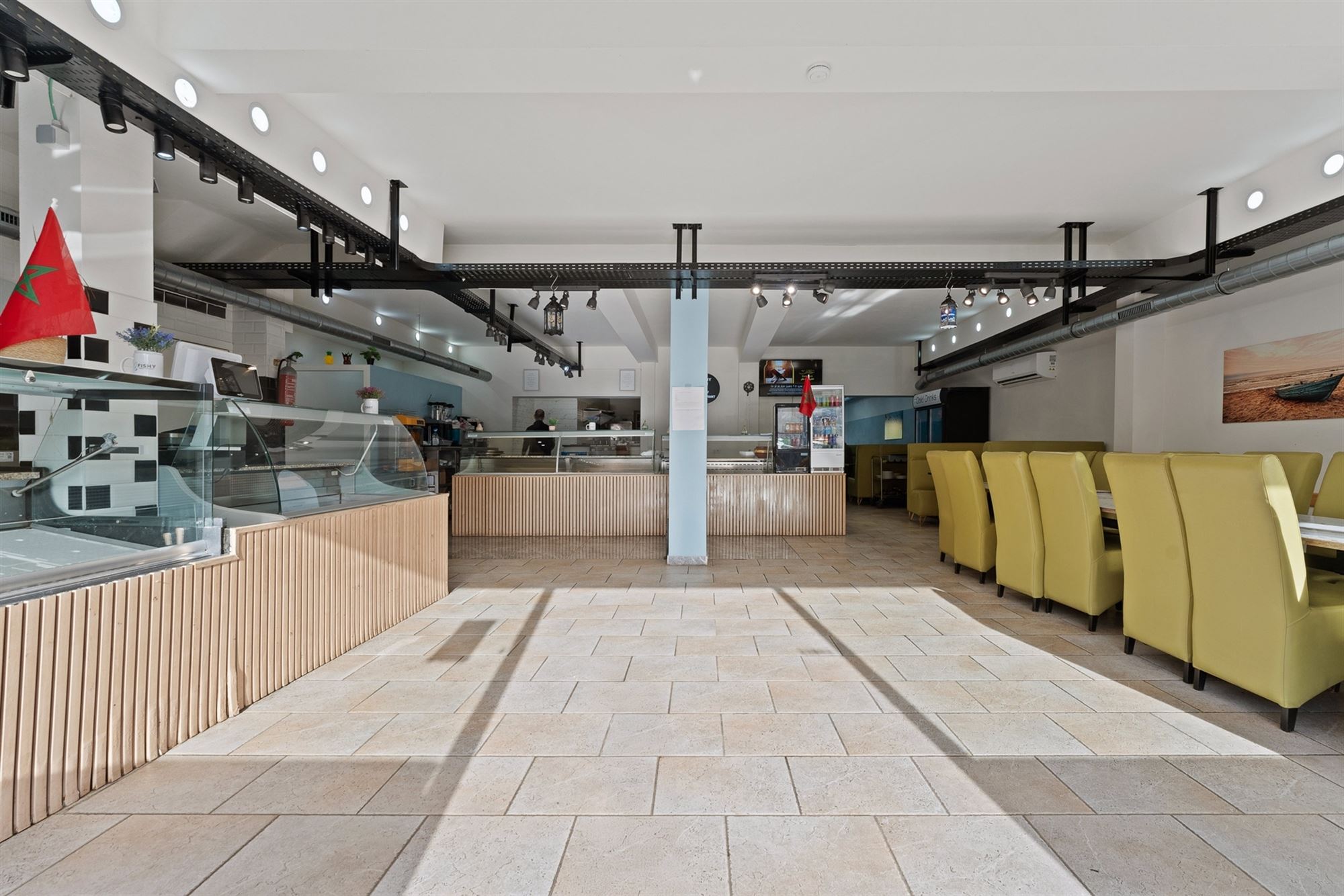 GERENOVEERD (2021) HANDELSPAND VAN 206 m2 MET EEN TE RENOVEREN BOVENLIGGEND APPARTEMENT (124 m2) MET 2 SLAAPKAMERS GELEGEN TE BERINGEN - foto 3