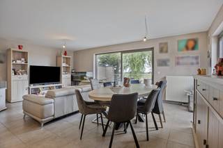 Deze karaktervolle woning, gelegen langs de Bruggesteenweg in Gits, geniet van een royaal perceel met schitterende verzichten. Aan de voorzijde is...