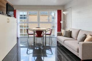 Prachtige studio te koop in het centrum van Middelkerke vlakbij het park. De studio bevindt zich op de derde verdieping van de residentie "Algarve", Koninginnelaan 31b en is zeer centraal gelegen in de directe omgeving van winkels, het park, de Zeedijk, openbaar vervoer en het casino.<br /><br />Indeling: <br />- inkomhall <br />- leefruimte (19m²)<br />- ingerichte keuken voorzien van o.a. frigo met vriesvak, oven en kookplaat met dampkap<br />- badkamer met douche, lavabo meubel en spiegelkast<br />- apart toilet<br />- berging<br /><br />Pluspunten: <br />- dakisolatie conform <br />- nieuwe lift<br />- gemeenschappelijke fietsenberging<br />- nieuwe pvc ramen<br />- Zuid-West georiënteerd<br />- op wandelafstand van zeedijk en winkels<br />- uitzicht op het park<br />- vlakbij openbare parking<br />- conform elektriciteitsattest<br /><br />Bent u op zoek naar een centraal gelegen gerenoveerde studio te koop te Middelkerke? Aarzel niet en leg vandaag nog uw bezoek vast! <br /><br />Bestuursmaatregelen in het maatregelenregister: nee