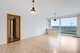 <div><div> <p>Appartement met panoramisch uitzicht.</p><p>Dit aantrekkelijke appartement is gelegen op de 13de verdieping en biedt een indrukwekkend panoramisch uitzicht over de stad. Met een oppervlakte van 80 m² geniet u van een praktische indeling en veel natuurlijk licht, ideaal voor wie graag comfortabel en stijlvol woont. Bij binnenkomst komt u in de inkomhal met vestiaire, die rechtstreeks toegang geeft tot de leefruimte met laminaatvloer en een prachtig uitzicht. De keuken is uitgerust met gasvuur, dampkap en oven. Vanuit de nachthal met ingemaakte kasten bereikt u twee comfortabele slaapkamers van 13 m² en 9 m², een afzonderlijk toilet en een functionele badkamer met ligbad, wastafelmeubel en aansluitingen voor de wasmachine.  Het ruime terras van 13 m² nodigt uit om te ontspannen en te genieten van het uitzicht. Extra troeven zijn de privatieve kelderberging en de gemeenschappelijke ondergrondse fietsenstalling, met de mogelijkheid tot aankoop van een autostaanplaats voor € 15.000. </p></div> </div>