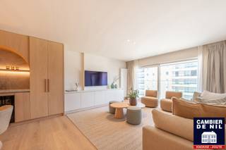 Dit stijlvol gerenoveerd appartement met zeezicht combineert comfort met een praktische indeling. Gelegen in een prachtige en net gerenoveerde residentie op de Zeedijk in het Zoute tussen het Albertplein en de Wandeldijk. <br /><br />Via de inkomhal met gastentoilet en vestiaire kom je in de lichtrijke leefruimte met open keuken en eetgedeelte. De grote ramen zorgen voor een aangename lichtinval en een open gevoel.<br /><br />Er is een aparte berging voorzien met aansluiting voor een wasmachine.<br /><br />De master bedroom beschikt over ingemaakte kasten, een bureau en een eigen badkamer met douche.<br />De tweede slaapkamer is uitgerust met een lavabo en ingebouwde kasten.<br />De derde slaapkamer bevindt zich aan de achterzijde van het appartement, met toegang tot het terras. Deze kamer beschikt eveneens over ingemaakte kasten en een eigen badkamer met douche.<br /><br />Mogelijkheid tot aankoop van een autostaanplaats in de residentie.