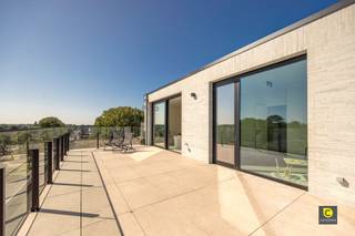 <p><span>Luxueus en hoogwaardig nieuwbouw appartement met giga terras</span></p><p><span>Gelegen op een bevoorrechte locatie met in korte nabijheid verschillende groene parken ( park Den Brandt en Middelheim park), onderwijsinstellingen van alle onderwijsniveaus, winkels, recreatieve voorzieningen, goede verbindingen met openbaar vervoer en snelwegen voor eenvoudige mobiliteit in en rond Wilrijk.</span></p><p><span> </span></p><p><span>Het nieuwbouw appartement kent de volgende indeling:</span></p><p><span> </span></p><p><span>Inkomhal:</span></p><p><span>U betreedt het appartement via een ruime inkomhal dat voorzien is van een ingemaakte vestiaire kast en een apart toilet met handenwasser.</span></p><p><span> </span></p><p><span>Leefruimte & keuken:</span></p><p><span>De weelderige leefruimte (43m²) op parket baadt in natuurlijk licht dankzij de grote raampartijen en is perfect voor ontspanning en vermaak. Via de schuiframen aan de leefruimte heb je toegang tot de terrassen aan beide zijden van het appartement (31.6m² en 14.4m²) waar u van zonsopgang tot zonsondergang kunt genieten.</span></p><p><span>De volledig uitgeruste keuken geniet van alle comfort en is een meesterwerk van functionaliteit. Aansluitend heb je een aparte berging, voorzien van op maat gemaakte kasten en plaats voor het wasmachine en droogmachine.</span></p><p><span> </span></p><p><span>Slaapkamers & badkamer:</span></p><p><span>Het appartement telt 2 slaapkamers die beide voorzien zijn van ingemaakte kasten. Elke kamer heeft ensuite een eigen badkamer met een inloopdouche en lavabomeubel.</span></p><p><span> </span></p><p><span>Fietsenstalling, kelder en garagebox:</span></p><p><span>Ondergronds is een gemeenschappelijke fietsenstalling voorzien. Daarnaast heeft u de mogelijkheid tot aankopen van een privatieve kelderberging vanaf 4.500€ en een afgesloten garagebox voor 27.500€.</span></p><p><span> </span></p><p><span>Bovendien geniet je hier van een verlaagd btw-tarief van 6%, mits u aan de gestelde voorwaarden voldoet. *</span><span> </span></p><p><span>BTW-tarief van toepassing op nieuwbouw</span></p><p><span> </span></p><p><span>Extra troeven:</span></p><p><span>- Hoogwaardig nieuwbouw appartement </span></p><p><span>- Gunstig EPC A</span></p><p><span>- Strategische locatie </span></p><p><span>- Terrassen voor en achterzijde</span></p><p><span>- Fietsenstalling</span></p><p><span> </span></p>