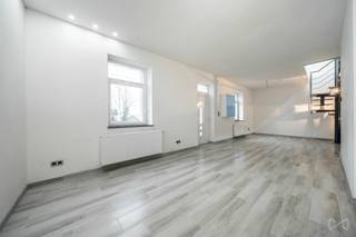 We Invest Hesbaye biedt u deze prachtige volledig gerenoveerde halfopen bebouwing aan.Met 138 m² bewoonbare oppervlakte, 3 slaapkamers + bureau en...