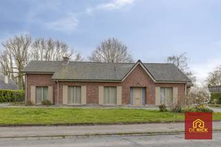 Welkom in deze charmante bungalow in Gijzegem, een perfecte combinatie van ruimte, comfort en landelijk karakter. De woning beschikt over een indrukwekkende bewoonbare oppervlakte van 285 vierkante meter, verdeeld over 3 comfortabele slaapkamers en 1 badkamer. Het ruime bouwterrein van 1682 vierkante meter biedt uitstekende mogelijkheden voor tuin- en buitenactiviteiten.Binnenin vindt u een royale eetkamer met elegante afwerking, voorzien van een open haard en directe doorgang naar de zithoek. De keuken is voorzien van houten kasten en alle nodige apparatuur. De zonnige veranda met grote raampartijen biedt een perfect transitiegebied tussen binnen en buiten, met prachtig zicht op de omringende groenstrook.De woning beschikt over een praktische garage voor opslagruimte en voertuigen. Omgeven door groene tuinen en bomen, combineert deze woning het beste van landelijk wonen en bereikbaarheid. Ideaal voor families die privacy en ruimte waarderen.