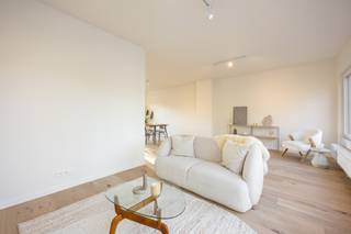 Kwaliteitsvol gerenoveerde HOB met vier slaapkamers, garage met oprit en zonnige tuin op een toplocatie te Brasschaat!<br /><br />De woning werd van A tot Z gerenoveerd met hoogwaardige materialen en is als volgt ingedeeld: via de ruime inkomhal met apart toilet betreedt men de woning, deze geeft toegang tot een polyvalente ruimte (10m2), een berging en de garage. Aan de achterzijde heeft men toegang tot de zuid gerichte tuin.<br /><br />Via de trap bereikt men de lichtrijke leefruimte op vernieuwde parketvloer en een vernieuwde open KVIK keuken voorzien van alle toestellen van het merk Bosch.<br /><br />De tweede verdieping is ingedeeld in vier slaapkamers en een volledig vernieuwde badkamer voorzien van een moderne inloopdouche met regendouchekop, een dubbele lavabo en een tweede toilet.<br /><br />Aan de achterzijde bevindt zich de gezellige zonnige tuin (ca. 170m2) met vernieuwd terras (ca. 30m2). <br /><br />Tenslotte is er ook een garage met automatische poort en oprit aanwezig.<br /><br />Belangrijkste troeven:<br /><br />- Recente totaalrenovatie (2026)<br />- Gunstige EPC score (B)<br />- Geïsoleerde spouwmuur<br />- Elektriciteit conform tot 2051<br />- Vernieuwd en geïsoleerd dak<br />- Driedubbele vernieuwde beglazing<br />- Asbestveilig<br /><br />189m2 bewoonbare oppervlakte cfr EPC.<br /><br />Wenst u een bezoek of meer informatie? Dan kan u ons steeds contacteren via info@dvarealestate.be of via 03/297.00.00.