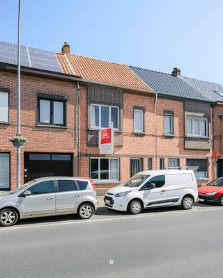 <p><span>Vrasene - In het hart van Vrasene bevindt zich deze te renoveren woning met tuin en achterliggende doorgang, een interessante opportuniteit voor wie op zoek is naar een woning met karakter en tal van mogelijkheden om volledig naar eigen smaak af te werken.</span></p><h3><span>Enkele troeven op een rij:</span></h3><p><span>- Centrale ligging in het dorpscentrum van Vrasene <br />- Praktische tuin met achterliggende toegang </span></p><p><span>- Bewoonbare oppervlakte van ca. 140 m² </span></p><p><span>- Mogelijkheid tot creëren van 3 slaapkamers </span></p><p><span>- Veel renovatie potentieel voor eigen bewoning of investering </span></p><p><span>- Winkels, scholen en openbaar vervoer op wandelafstand </span></p><p><span>- Vlotte verbinding naar invalswegen en E34 </span></p><p><span>De woning omvat op het gelijkvloers een gezellige leefruimte met aansluitende keuken, badkamer en toegang tot de tuin met tuinberging. Dankzij de achterliggende doorgang geniet u bovendien van een praktische verbinding van straat naar tuin.</span></p><p><span>Op de eerste verdieping bevinden zich momenteel twee volwaardige slaapkamers. Via de vaste trap bereikt u de zolderverdieping waar eenvoudig een derde slaapkamer, bureau of hobbyruimte kan worden ingericht.</span></p><p><span>Deze woning dient gerenoveerd te worden, maar vormt de ideale basis voor wie op zoek is naar een projectwoning met tal van mogelijkheden. Dankzij de mooie volumes en centrale ligging kan hier een warme gezinswoning met hedendaags comfort worden gerealiseerd.</span></p><p><span>De woning is gelegen in het centrum van Vrasene, vlakbij winkels, scholen, horeca en openbaar vervoer. Ook de verbinding naar Beveren, Sint-Niklaas en de E34 is bijzonder vlot.</span></p><p><span>Bent u op zoek naar een renovatieproject met potentieel op een centrale locatie? Contacteer ons dan snel voor een bezoek ter plaatse.</span></p><p><span>Richtprijs: 225.000 euro</span></p>