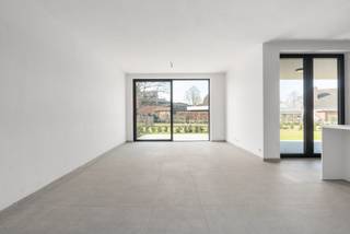 Nieuwbouwappartement met twee slaapkamers, tuin en ondergrondse autostaanplaats te koop in Zulte <br /><br />Residentie Strohalm is een prestigieus nieuwbouwproject op een uitmuntende, centrale ligging in Zulte. Vanuit deze locatie geniet u van een vlotte verbinding naar Deinze, Waregem en het op- en afrittencomplex van de E17 in Kruisem. De groene tuin rondom het project zorgt dan weer voor de nodige rust.<br /><br />Verder beschikt de residentie over ondergrondse parkeerplaatsen, aparte bergingen, een ruime gemeenschappelijke tuin en bezoekersparking. Alle nodige faciliteiten, zoals winkels, scholen en openbaar vervoer, bevinden zich op wandelafstand, wat het wooncomfort nog verder verhoogt.<br /><br />Dit appartement van 116,44 m² bevindt zich op het gelijkvloers en beschikt over een private tuin met een inpandig en buiten terras aan de zijkant van het gebouw. De indeling is doordacht en praktisch, met een kwalitatieve afwerking en moderne technieken.<br /><br />Indeling:<br />- Lichtrijke leefruimte met toegang tot het terras<br />- Volledig uitgeruste keuken met kookeiland<br />- Berging voor extra opbergruimte<br />- Apart gastentoilet<br />- Badkamer met dubbele lavabo en inloopdouche<br />- Twee volwaardige slaapkamers<br />- Dressing<br /><br />Voorzieningen:<br />- Geothermische warmtepomp met een interne boiler van 180 liter<br />- Vloerverwarming voor optimaal comfort<br />- Ventilatiesysteem type D voor een gezond binnenklimaat<br />- Videofonie voor extra veiligheid<br /><br />Ondergrondse parkeerplaatsen en bergingen dienen mee aangekocht te worden bij het appartement.<br /><br />E-peil: maximaal 25, S-peil: maximaal 28. <br /><br />In deze residentie zijn in totaal nog appartementen beschikbaar, met oppervlaktes van 92 m² en 116 m². De appartementen beschikken over 1 of 2 slaapkamers.<br /><br />Prijzen:<br />- Appartementen (exclusief kosten): tussen €315.421 en €412.976<br />- Ondergrondse parkeerplaatsen (exclusief kosten): tussen €20.000 en €23.000<br />- Ondergrondse bergingen (exclusief kosten): tussen €5.293 en €10.397<br /><br />Wenst u meer informatie of een bezoek ter plaatse? Neem gerust contact met ons op en ontdek zelf de troeven van Residentie Strohalm!