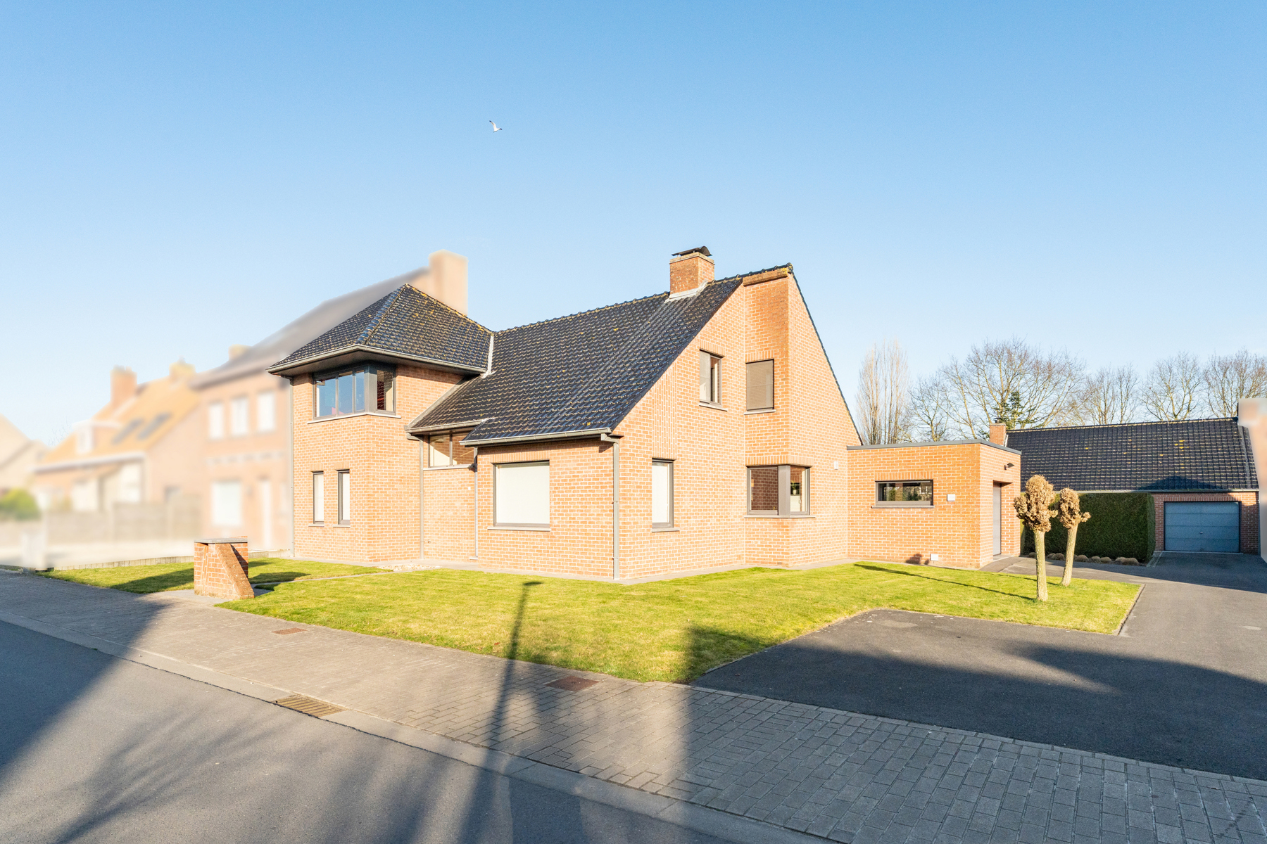 Verzorgde woning met ruim bijgebouw op perceel van 1.369 m² - foto 2