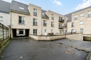 Dit fantastisch appartement is gelegen op de hoek van de Brugstraat en de Deinzestraat en kijkt uit op het Kerkplein.<br />Met zijn bewoonbare oppervlakte van 145m², groot hoekterras en twee kleinere terrasjes is dit werkelijk een pareltje.<br />Het appartement, op de 1e verdieping, heeft een mooie inkomhal met ruimte voor vestiaire, een gastentoilet met lavabo, drie volwaardige slaapkamers, een grote badkamer (met douche en extra toilet), hal met ingemaakte kast en een prachtige leefruimte met veel lichtinval.<br />De open keuken is voorzien van alle comfort en toestellen en er is een handige voorraadberging.<br /><br />Het aangename hoekterras paalt aan de living en er zijn nog twee kleinere terrasjes, eentje aan de keuken en eentje aan een slaapkamer.<br /><br />Het appartement is voorzien van brede gangen en deuren, toilet en badkamer zijn ook toegankelijk voor mindervaliden.<br /><br />In de kelder is er een brede garage met kantelpoort en een privatieve berging inbegrepen.<br />Zowel het appartement als de kelder zijn bereikbaar met de lift of via de trap.<br /><br />Alle ramen zijn voorzien van screens (elektrisch).<br />Centrale verwarming met accumulatie.<br />Elektrische boiler voor het warm water.<br />PVC ramen met hoogrendementsglas.<br /><br />Centraal gelegen tussen Deinze, Zulte, Waregem en Tielt.<br />Altijd parkeerplaats op het Kerkplein voor als er bezoekers zijn.<br /><br />De renovatie van de lift werd ondertussen begroot en toegewezen. Deze werken worden nog uitgevoerd op kosten van de verkopers.