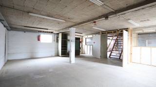 Magazijn met bureauruimte dichtbij het centrum van Roeselare. Het magazijn is voorzien van een aparte bureauruimte van +/- 45m². De bureauruimte is...