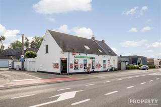 Instapklare woning met handelsruimte op een een ideale locatie langs een belangrijke invalsweg te koop!Indeling:De woning beschikt over een...