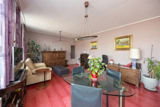 Ligging Dit appartement is gelegen in de Erasmusstraat 18 te Borgerhout (2140), in een rustige en aangename straat met een vlotte verbinding...
