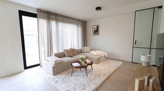 Deze <strong>stijlvolle BEN-woning</strong> in Roeselare geniet van een mooie centrale, maar tegelijk bijzonder rustige ligging op het einde van een doodlopende straat.<br />De woning werd afgewerkt als modelwoning en combineert hedendaags wooncomfort met een <strong>kwalitatieve en smaakvolle afwerking</strong>.<br />Bij het betreden van de woning komt u terecht in de inkomhal met gastentoilet. Via de stalen deur bereikt u de lichtrijke leefruimte met aansluitend een volledig uitgeruste keuken. Deze beschikt over alle hedendaagse comfort, waaronder een oven, microgolfoven, spoeltafel, keramische kookplaat, dampkap en vaatwasmachine. Aansluitend bevindt zich een praktische berging met wasplaats.<br />Op de bovenverdieping bevinden zich drie volwaardige slaapkamers en een ruime badkamer uitgerust met een ligbad, een douche en een stijlvol dubbel badmeubel.<br /><br />De woning werd volledig geschilderd en is voorzien van <strong>kwalitatieve verlichting</strong> en <strong>gordijnen,</strong> waardoor ze volledig instapklaar is.<br />Op het gelijkvloers geniet u van aangename vloerverwarming, terwijl de verdieping uitgerust is met radiatoren.<br />Ook op vlak van energiezuinigheid scoort deze woning uitstekend dankzij het BEN-karakter en de aanwezigheid van zonnepanelen.<br /><br />De tuin zal nog voorzien worden van een tuinhuis.<br />Een ideale woning voor wie rustig en comfortabel wil wonen op een vlot bereikbare locatie.<br />De woning is onmiddellijk beschikbaar.<br /><br /><u><strong>Geïnteresseerd in deze woning?</strong></u><br />Bezoek www.dicasa.be, klik op het pand van uw keuze en vul via de knop “Ik ben kandidaat” kort uw profiel in.<br />Wij nemen vervolgens contact met u op voor een bezichtiging.