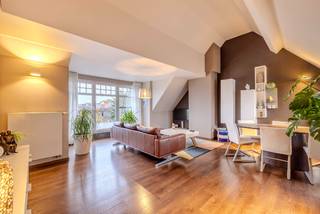 Dit appartement is gelegen op wandelafstand van het centrum, wat zorgt voor een uitstekende bereikbaarheid. Daarnaast bevindt het appartement zich nabij alle faciliteiten (winkels, restaurants, recreatieve voorzieningen, groot parkingplein...) waardoor het een ideale plek is om te wonen voor mensen die op zoek zijn naar het gemak van stadsleven.<br />INDELING:<br />U bereikt het dakappartement met lift of trap. De woonkamer met open ingerichte keuken werd praktisch ingedeeld met eet- en zithoek en geniet van natuurlijk lichtinval. De open keuken is uitgerust met een ijskast,, kookplaat, dampkap, combi-oven, vaatwasser en wastafel. Langs de keuken is een handige berging/wasplaats voorzien. Vanuit de woonkamer hebt u toegang tot een zeer groot, gezellige terras. Via de nachthal met ingemaakte kastenwand ga je naar de 2 slaapkamers met ingemaakte kasten De badkamer is voorzien van een douchecabine, toilet en badkamermeubel.<br />Verder uniek aan dit appartement: er is een zolder die toelaat om veel spullen op te bergen.<br />Extra: - Verlichting in woonkamer aanwezig, <br />- Op het gelijkvloers is een gemeenschappelijke fietsenstalling.