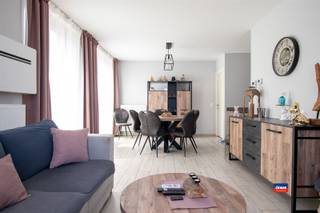 <p><span>HOBOKEN (GROENZUID) | INSTAPKLAAR, RECENT APPARTEMENT MET TWEE SLAAPKAMERS EN TERRAS OP DE EERSTE VERDIEPING | BOUWJAAR 2016 | BEWOONBARE OPPERVLAKTE 82m² | EPC A | </span></p><p><span>Indeling als volgt: inkomhal - berging met aansluiting wasmachine - toilet - leefruimte - open, hyper-geïnstalleerde leefkeuken - badkamer met douche en lavabomeubel - twee slaapkamers (8,5m² & 14m²). </span></p><p><span> </span></p><p><span>Extra troeven: </span></p><ul><li><span>EPC A (78 kWh/m²)</span></li><li><span>Gemeenschappelijke, ruime fietsenstalling</span></li><li><span>Het appartement is zeer centraal en bovendien zeer rustig gelegen, vlakbij winkels en openbaar vervoer</span></li><li><span>Aparte meters voor elektriciteit, gas en water</span></li><li><span>Airco in de leefruimte</span></li><li><span>Elektriciteit conform het AREI</span></li><li><span>Ramen aluminium dubbel glas, vliegenramen aanwezig</span></li><li><span>Mobi-score 8,7/10</span></li><li><span>Appartement vrij bij de akte!</span></li></ul><p><span> </span></p><p><span>Gemeenschappelijke kosten bedragen 115 euro per maand (syndicus, blokpolis, onderhoud, lift, minuterie, ...). Reservekapitaal 12 euro per maand.</span></p><p><span> </span></p>