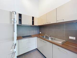 Dit hoogwaardig afgewerkt gelijkvloers appartement in Wellington biedt rust, comfort en een prachtig uitzicht op de golfbaan. Ideaal voor wie houdt van een serene omgeving en een kwalitatieve afwerking.Het appartement omvat:-Lichte leefruimte met toegang tot een groot terras over de volledige breedte van het appartement-Volledig uitgeruste keuken met toestellen-2 slaapkamers- Badkamer met ligbad en lavaboExtra troeven:- Centrale verwarming op aardgas (nieuw)- parket - Dubbele beglazing voor optimaal comfort- Fietsenberging- AfvalophalingDankzij de rustige ligging nabij de golfbaan geniet je van groen en stilte, terwijl winkels, openbaar vervoer en lokale voorzieningen binnen handbereik liggen. Dit appartement combineert hoogwaardige afwerking, comfort en een uitzonderlijk terras voor een aangenaam en ontspannen verblijf in Wellington.Ben je geïnteresseerd in dit pand te huur in Oostende? Ga naar de website www.dewaele.com, klik op het pand dat je wenst te huren. Via de rode knop "vraag je bezoek aan" vragen we u kort een profiel in te vullen. Daarna nemen we contact op voor een bezoek. Telefonisch kunnen er geen afspraken gemaakt worden.Bezoek aanvragen