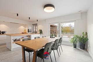 Ontdek dit uiterst verzorgde en volledig instapklaar duplex appartement uit 2011. Dankzij de praktische indeling, kwalitatieve afwerking, ruim terras en een garagebox met extra autostaanplaatsen, vindt u hier het ideale wooncomfort.<br />Dankzij de centrale ligging geniet u van een vlotte verbinding naar het centrum van Balen, omliggende gemeenten, winkels, scholen en openbaar vervoer. Dit is een unieke kans voor wie op zoek is naar een moderne, energiezuinige en perfect onderhouden woonst.<br /><strong>Troeven:</strong>
<ul><li>Modern en volledig instapklaar duplex appartement</li><li>Bouwjaar 2011</li><li>EPC: label A</li><li>Zeer ruime leefruimte met veel lichtinval</li><li>2 slaapkamers + dressing (mogelijke 3de slaapkamer)</li><li>Ruim terras</li><li>Garagebox + extra autostaanplaatsen</li><li>Praktische en doordachte indeling</li><li>Centrale ligging nabij winkels, scholen, openbaar vervoer en invalswegen</li></ul>
<strong>Indeling:</strong><br /><strong>1ste verdieping:</strong> Inkomhal, gastentoilet, ruime woonkamer, volledig uitgeruste open keuken, berging/wasplaats, slaapkamer 1, toegang tot het terras<br /><strong>2de verdieping:</strong> slaapkamer 2, dressing (mogelijkheid 3de slaapkamer), badkamer<br /><strong>Zolder: </strong>Zolderruimte