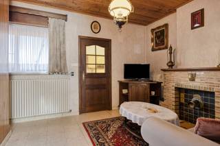 Ben je op zoek naar een halfopen bebouwing met tal van mogelijkheden en een prachtig uitzicht op agrarisch gebied? Dan is deze woning op een perceel van 461 m² zeker een bezoek waard.<br /><br />Met een straatbreedte van ongeveer 10 meter biedt deze eigendom heel wat potentieel. Je kan de bestaande woning volledig renoveren en omvormen tot een hedendaagse gezinswoning, of – afhankelijk van de geldende stedenbouwkundige voorschriften en de nodige vergunningen – kiezen voor afbraak en heropbouw om jouw droomwoning volledig naar eigen smaak te realiseren.<br /><br />Indeling<br />- Gelijkvloers<br />- Inkomhal<br />- Eetruimte<br />- Leefruimte<br />- Keuken<br />- Badkamer<br />- Wasplaats<br /><br />Eerste verdieping<br />- 2 slaapkamers<br /><br />Zolderverdieping<br />- Mogelijkheid tot het inrichten van een extra slaapkamer, hobbyruimte of bureau.<br /><br />Ben je benieuwd naar de mogelijkheden die deze eigendom te bieden heeft? <br />Plan vandaag nog je bezoek. <br /><br />Meer informatie of een bezoek aanvragen?<br />Schrijf u in via de link ( https://albert.immo/listing/dwelling-for-sale-9340-lede-7777927 ) of neem rechtstreeks contact op met Robbe via robbe.van.der.cammen@albert.immo of 0498 26 28 49.
