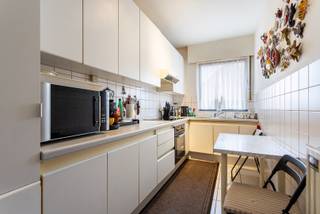 In een kleinschalig gebouw met slechts 3 units bevindt zich op het gelijkvloers dit aangename appartement met 2 slaapkamers en zonnige tuin...